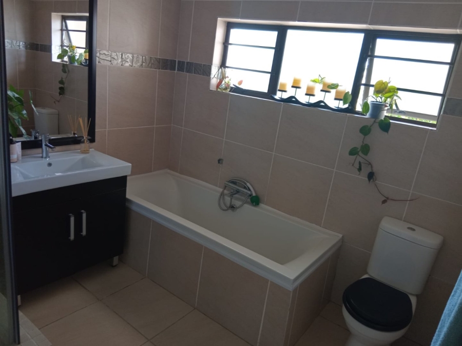 6 Bedroom Property for Sale in Gonubie Eastern Cape